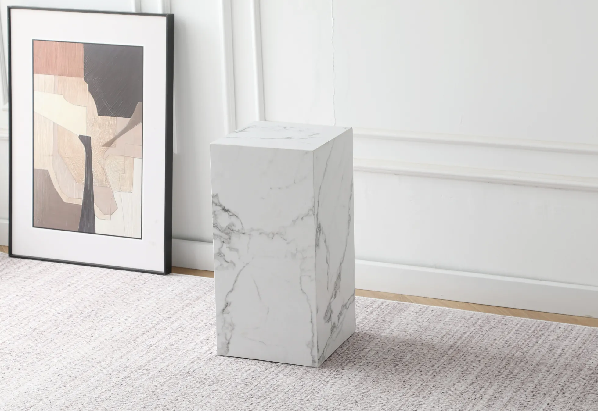 Avery piedestal i hvid marmorprint 25x25x50cm